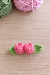 Hình ảnh kẹp tóc hoa tulip len màu hồng handmade nhỏ xinh.