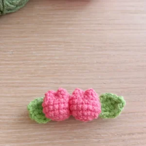 Hình ảnh kẹp tóc hoa tulip len màu hồng handmade nhỏ xinh.
