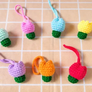 Hình ảnh móc khóa hoa tulip len handmade của Chút Chíu với thiết kế nhỏ xinh.