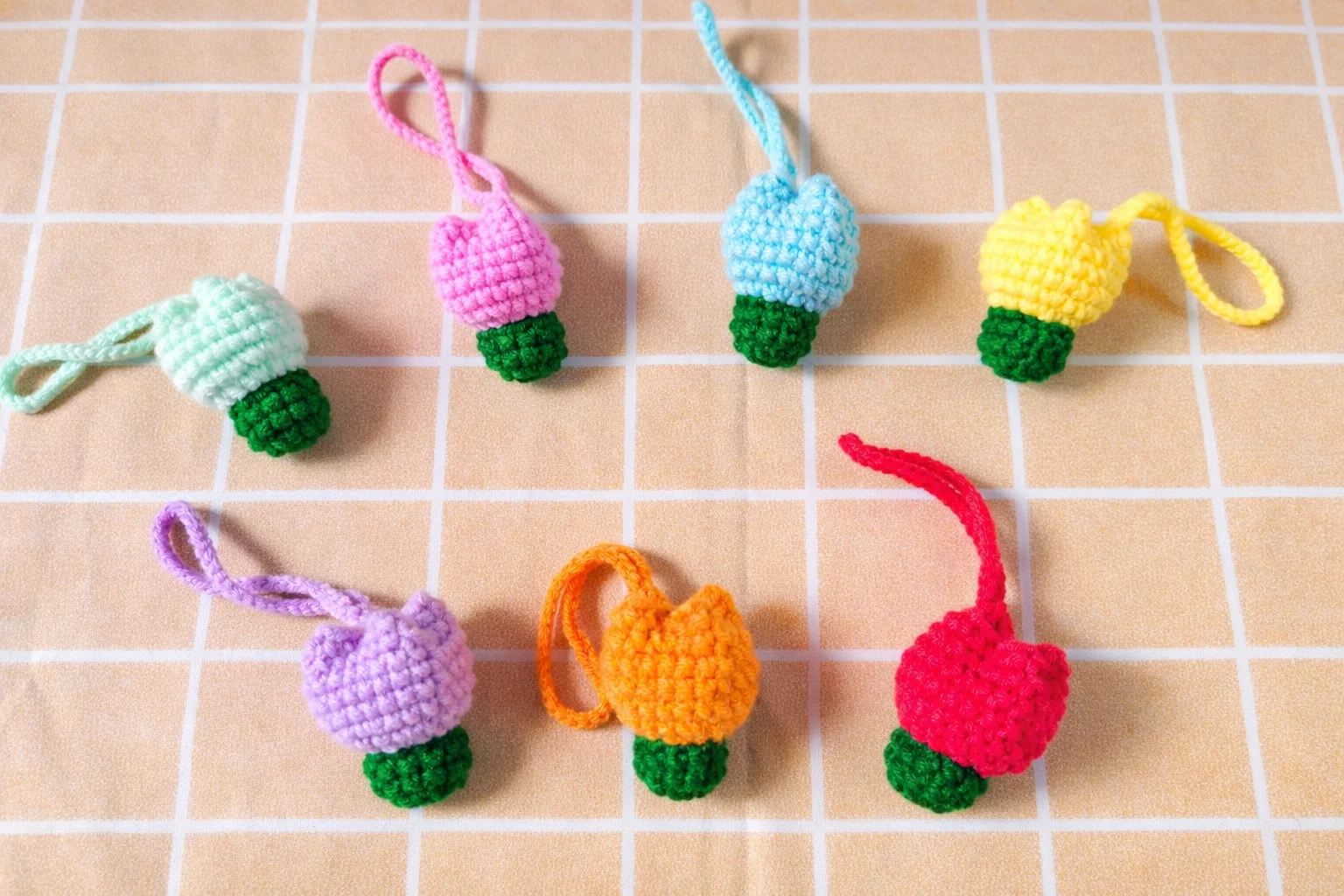 Hình ảnh móc khóa hoa tulip len handmade của Chút Chíu với thiết kế nhỏ xinh.