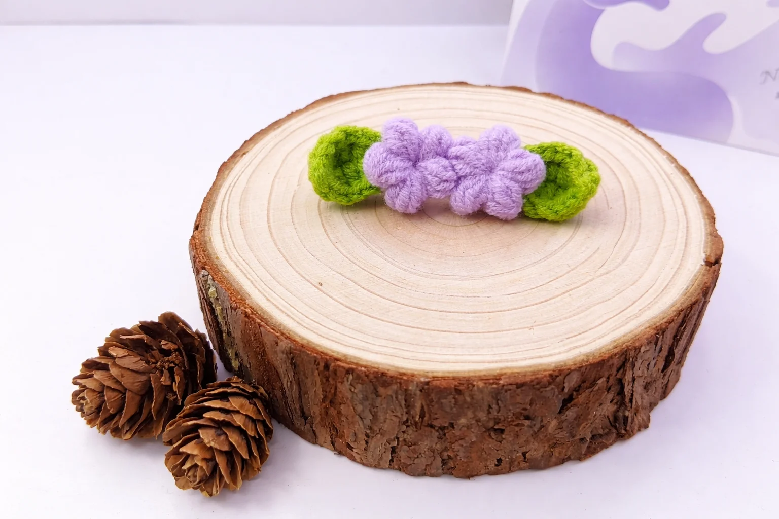 Hình ảnh kẹp tóc len mini handmade Chút Chíu với thiết kế nhỏ gọn, dễ thương.