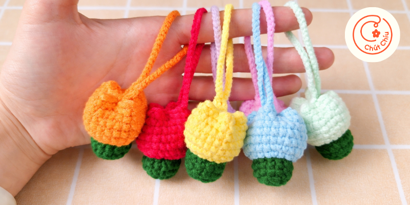 Phụ kiện Handmade dễ thương của Chút Chíu gồm móc khóa len và kẹp tóc hoa nhiều màu.