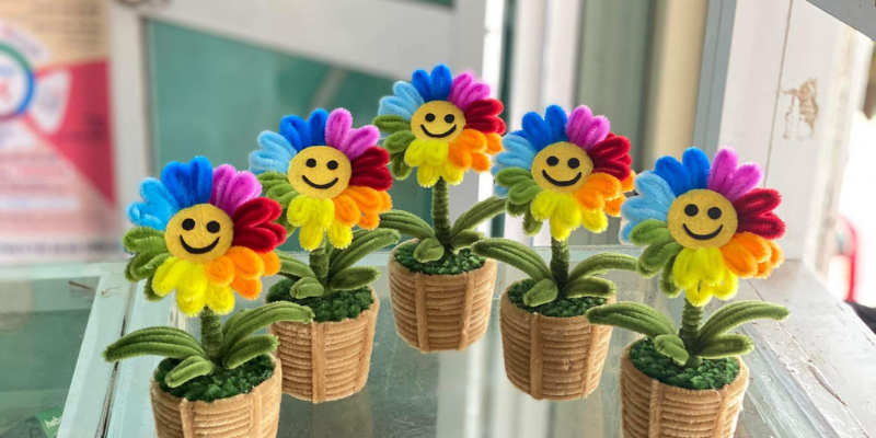 Hình ảnh so sánh hoa len và hoa kẽm nhung handmade về chất liệu và kiểu dáng.