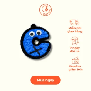 Móc khóa chữ C nằm trong bộ sưu tập bảng chữ cái kẽm nhung của Chút Chíu. Với kỹ thuật thắt tỉ mỉ và phối màu ngẫu hứng, chiếc móc khóa này mang đến vẻ ngoài sặc sỡ, phù hợp làm quà tặng hoặc phụ kiện cá nhân hóa.