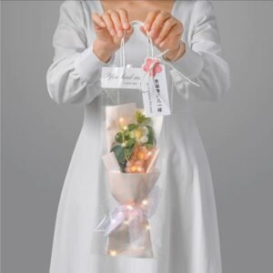 Hình ảnh bó hoa handmade kết hợp đèn LED tạo hiệu ứng ánh sáng ấm áp và dễ thương.