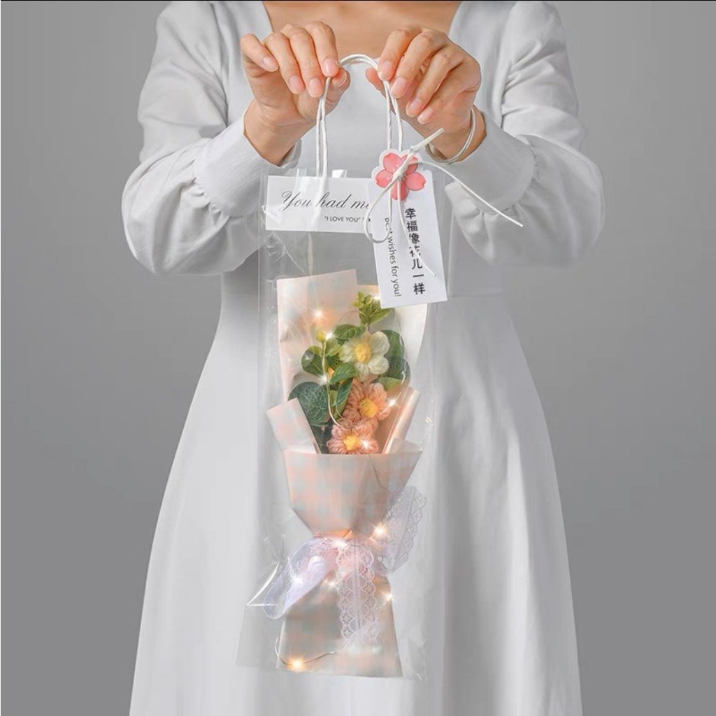 Hình ảnh bó hoa handmade kết hợp đèn LED tạo hiệu ứng ánh sáng ấm áp và dễ thương.