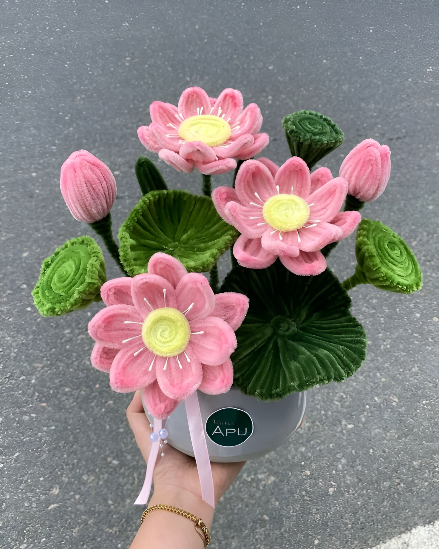 Hình ảnh chậu hoa kẽm nhung handmade nhỏ xinh dùng để trang trí.